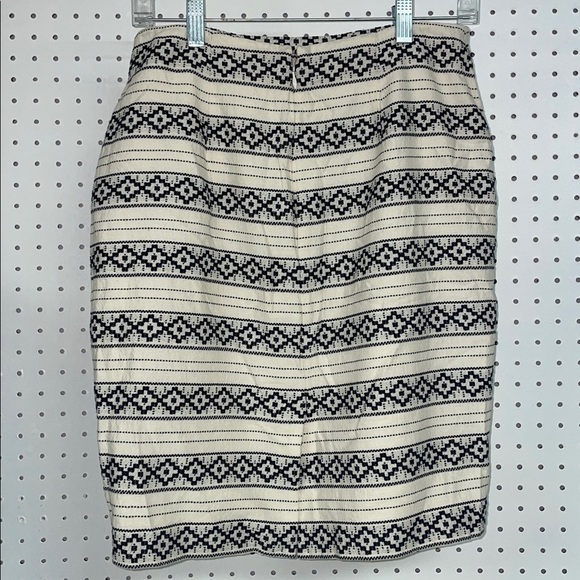 Ann Taylor Aztec black and cream print pencil skirt. Size 6. - Picture 2 of 8